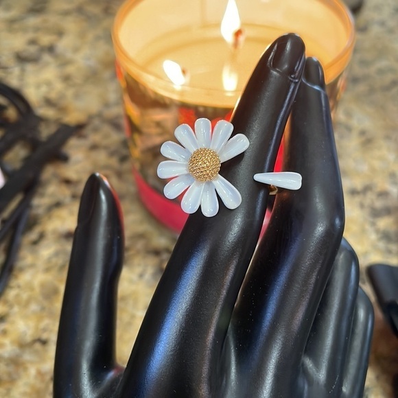 Into The Bloom Daisy Flower Ring - Picture 10 of 12